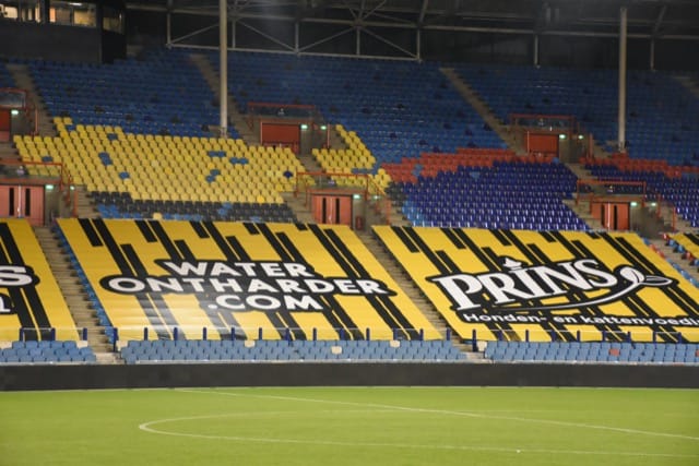 Al uitgespeeld Vitesse leeft zich voor eigen publiek uit op Roda JC